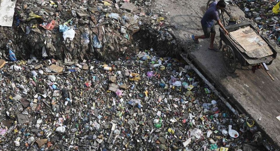 Indický slum se ztrácí pod nánosy plastů.