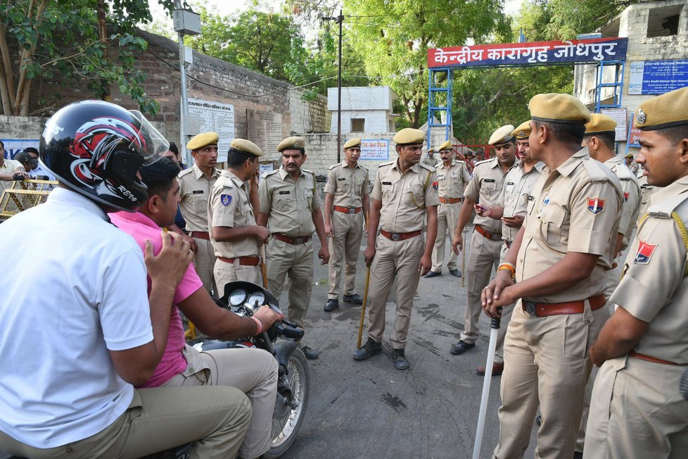 Policie hlídkuje před vězením, kde je zadržený duchovní vůdce Asaram Bapu.