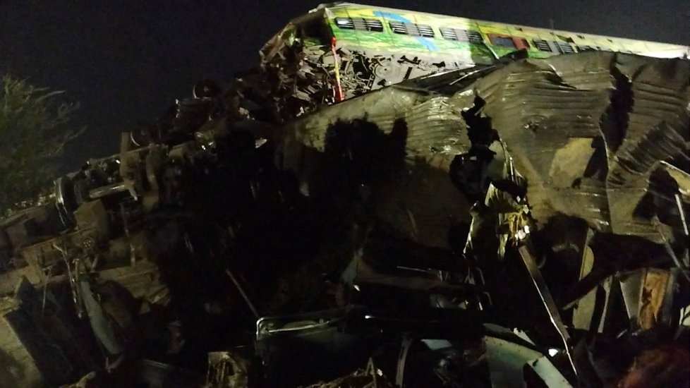 Srážka vlaků v Indii si vyžádala stovky mrtvých a zraněných.
