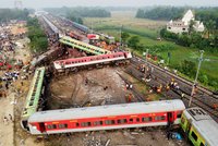 Obří vlakové neštěstí: 288 mrtvých v Indii! Síla srážky drtila a mačkala vagony