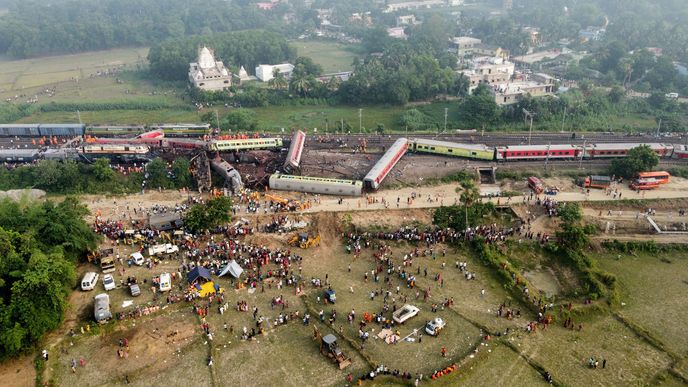 Srážka vlaků v Indii (2.6.2023) si vyžádala stovky životů a skoro tisíc zraněných.