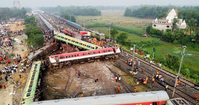 Srážka vlaků v Indii (2.6.2023) si vyžádala stovky životů a skoro tisíc zraněných.