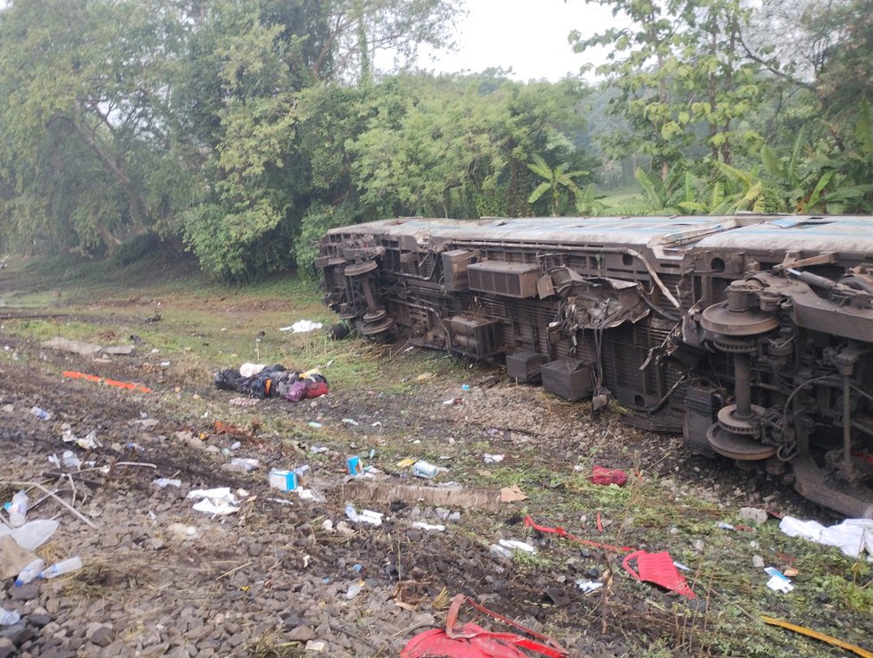 Srážka vlaků v Indii si vyžádala stovky životů a skoro tisíc zraněných (2. 6. 2023).