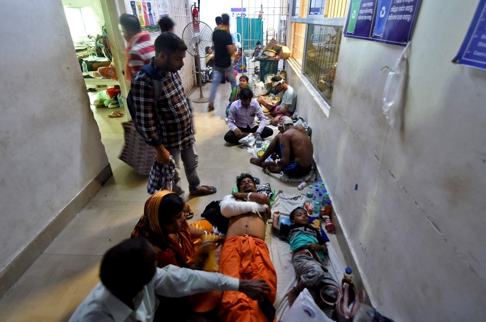 Nemocnice v Balešvaru (Balasore) přijala stovky raněných při srážce vlaků (3. 6. 2023).