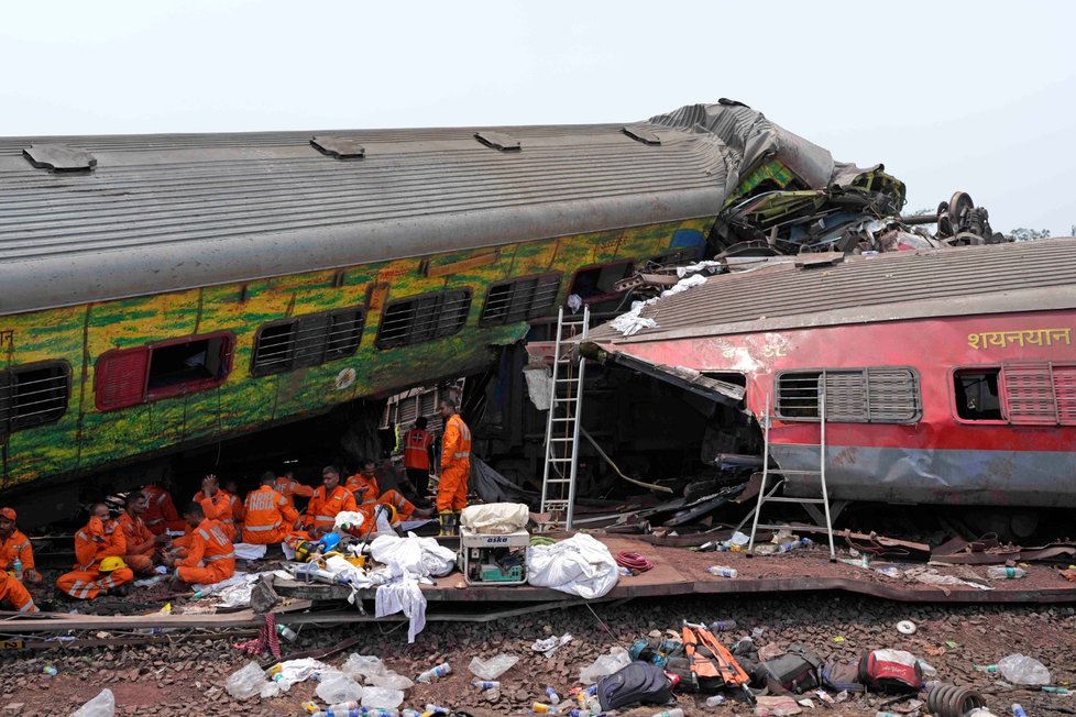 Vyprošťování obětí železničního neštěstí v Indii (3. 6. 2023)