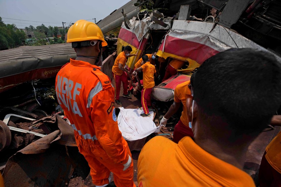 Vyprošťování obětí železničního neštěstí v Indii (3. 6. 2023)