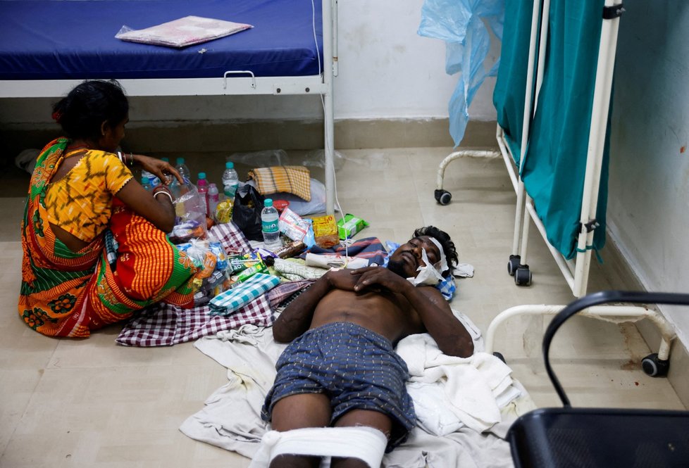 Srážka vlaků: V přeplněné nemocnici v Balešvaru (Balasore) uložili lehčeji raněné na zem (3. 6. 2023).