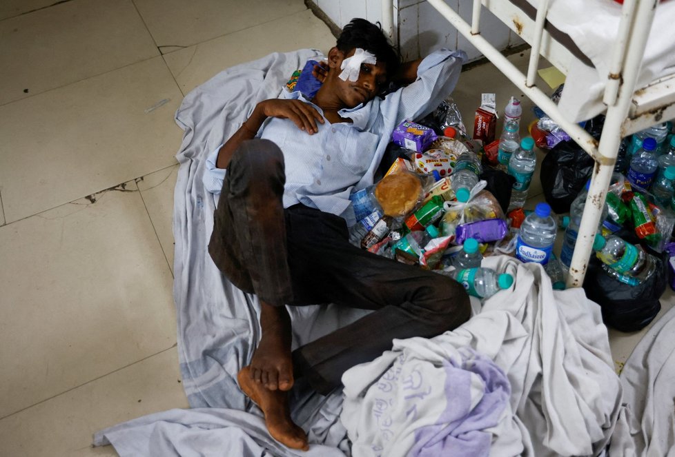 Srážka vlaků: V přeplněné nemocnici v Balešvaru (Balasore) uložili lehčeji raněné na zem (3. 6. 2023).