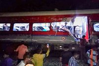 Nejméně 200 mrtvých po srážce vlaků v Indii: 900 zraněných a záchranářům nestačí sanitky