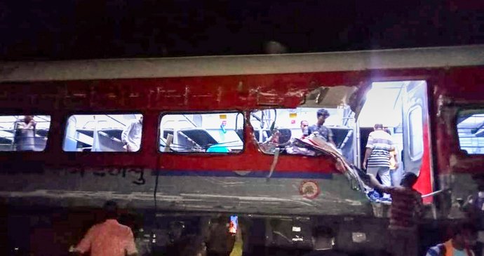 Nejméně 120 mrtvých po srážce vlaků v Indii: 850 zraněných a záchranářům nestačí sanitky