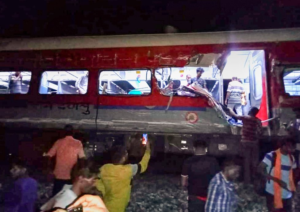 Srážka vlaků v Indii má spoustu obětí na životech (2. 6. 2023).
