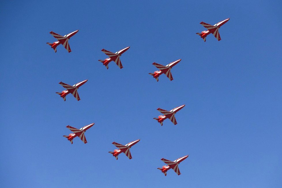 Po srážce dvou stíhaček zemřel jeden pilot.