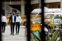 Střelba v soudní síni: Útočníci se převlékli za právníky a začali pálit. 3 mrtví v Dillí