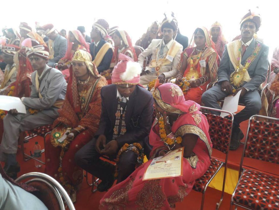 Indické nevěsty dostaly pálky na obranu před manželi.