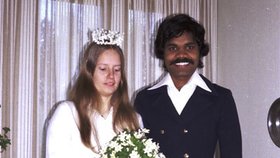 Zamilovaný pár se vzal v roce 1975.