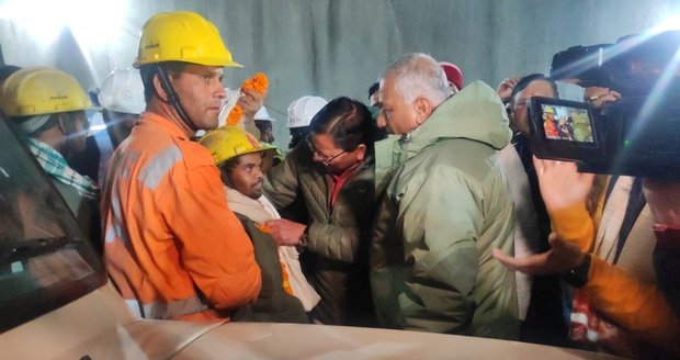 Přes dva týdny v pekle: Záchranáři vyprostili 41 dělníků ze zavaleného tunelu