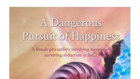Carmen Greentreeová napsala o svém traumatickém zážitku knihu Nebezpečné pronásledování štěstí.