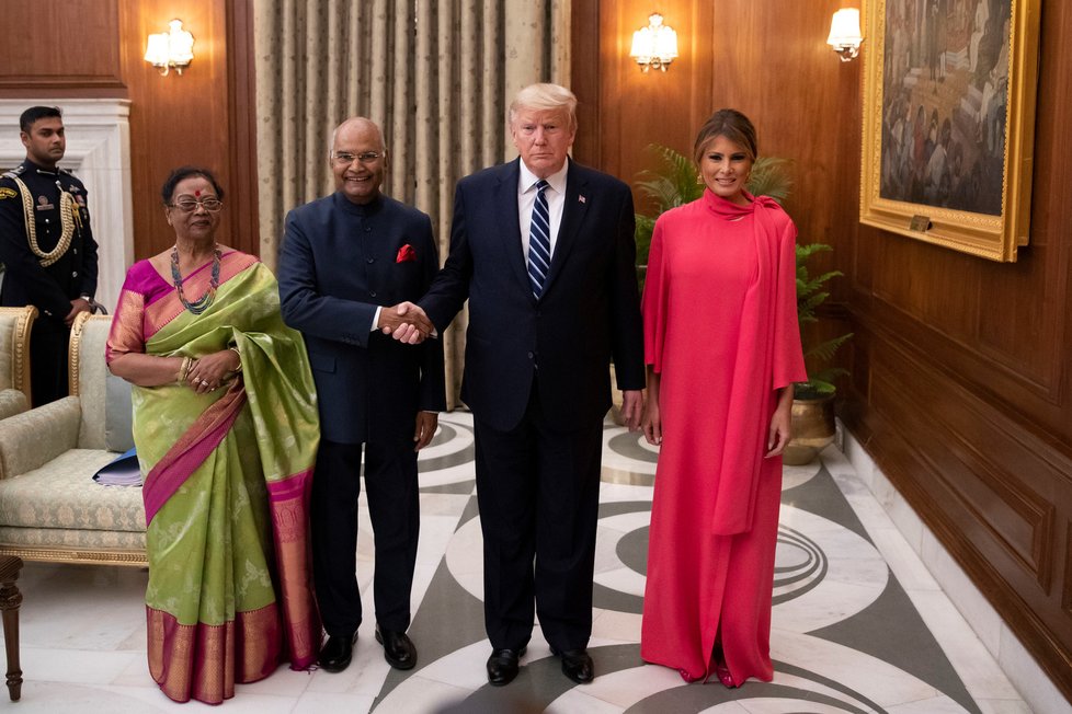 Prezident USA Donald Trump s manželkou Melanií během státní návštěvy Indie (24.-25. 2. 2020). Na snímku s indickým prezidentem Rámem Náthem Kóvindem a první dámou Savitou.