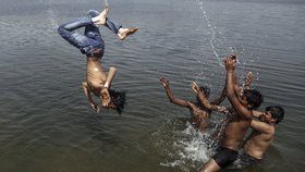 Indii zasáhla smrtící vlna veder: Chlapci se ochlazují