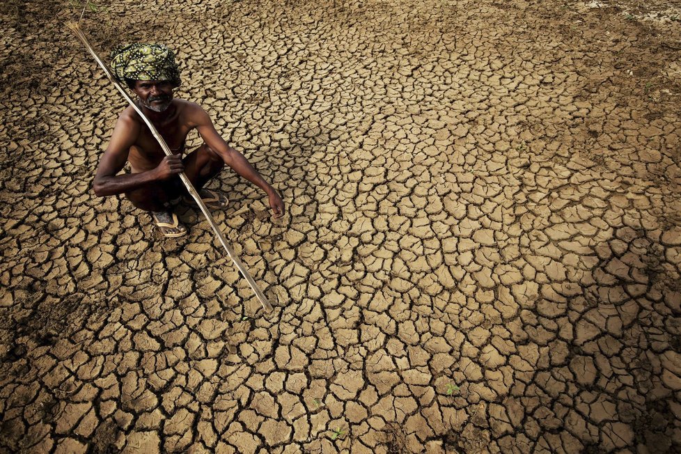Indii zasáhla smrtící vlna veder: Farmář s popraskanou půdou