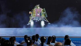 Závod s Putinovým Ruskem vyhráli Indové: Jejich modul přistál na Měsíci! Poslal i první foto