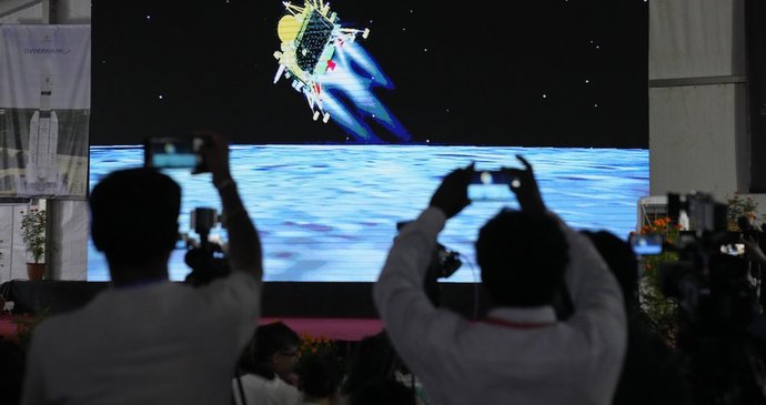 Indové slaví, předčili Putinovo Rusko: Jejich modul úspěšně přistál na Měsíci