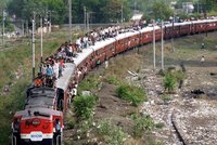 Tragický požár jedoucího vlaku v Indii: 47 lidí uhořelo