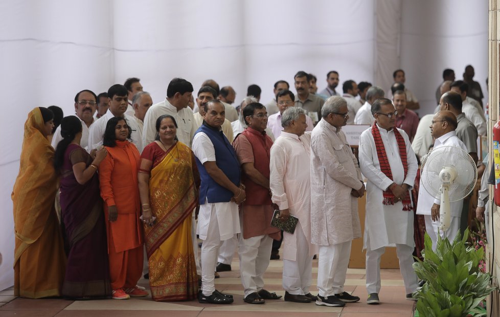 Členové indického parlamentu při volbě nového prezidenta