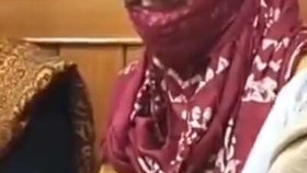 Žárlivá žena nedokázala čelit kráse mladých dívek.