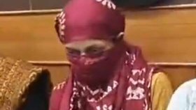 Žárlivá žena nedokázala čelit kráse mladých dívek.