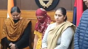 Žárlivá žena nedokázala čelit kráse mladých dívek.