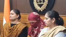 Žárlivá žena nedokázala čelit kráse mladých dívek.