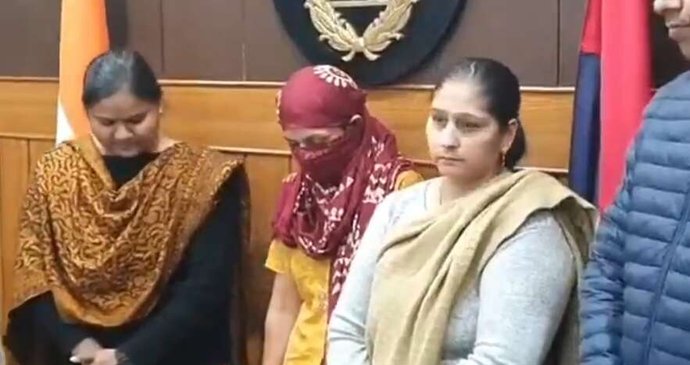 Žárlivá žena nedokázala čelit kráse mladých dívek.