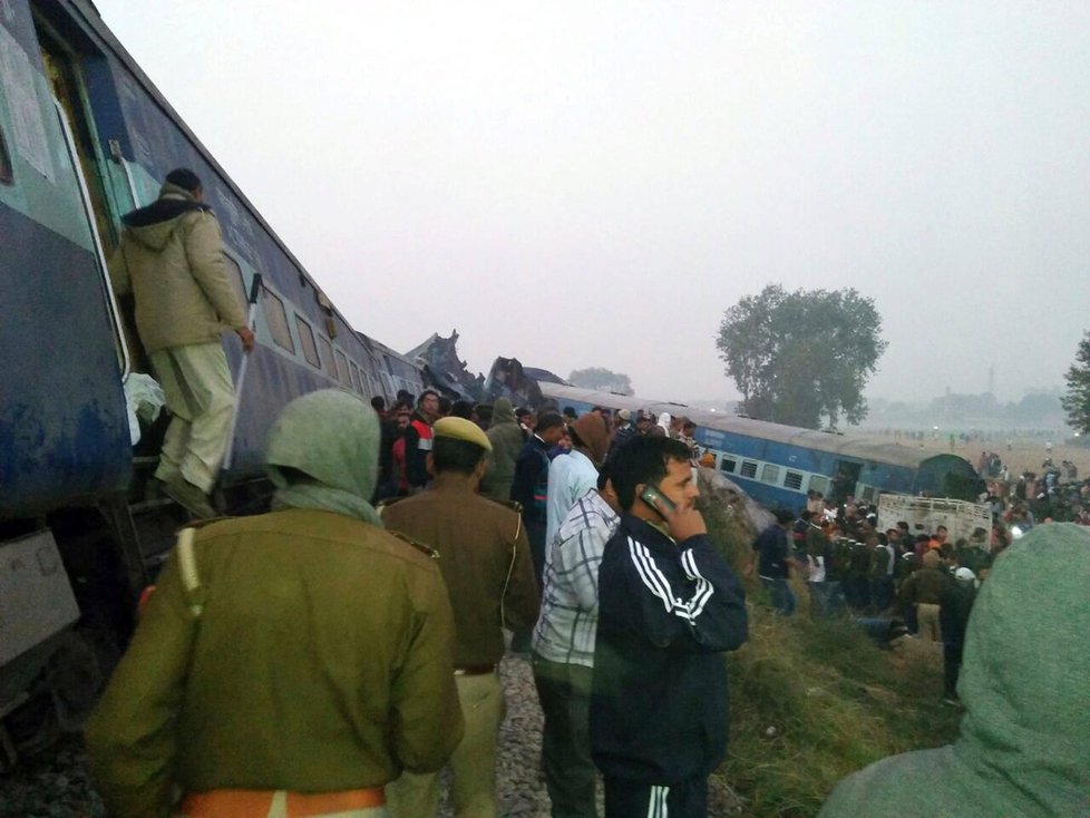 V Indii vykolejil vlak, mrtvých jsou desítky.