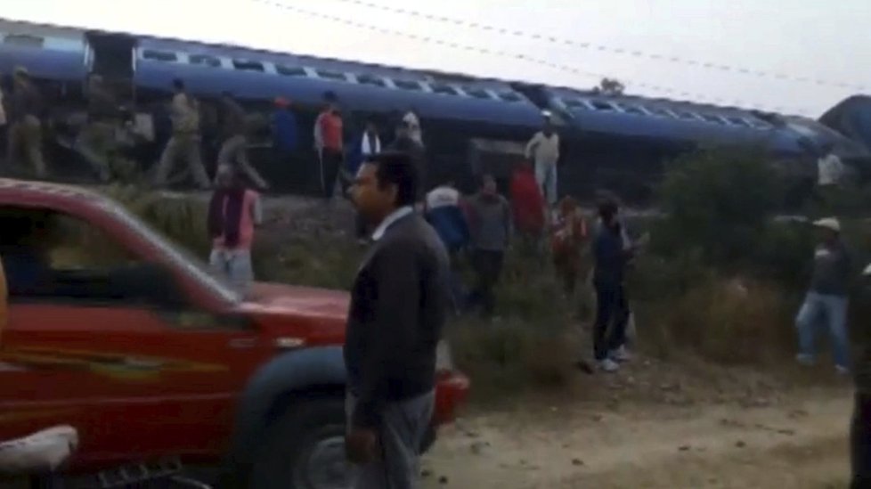 V Indii vykolejil vlak, mrtvých jsou desítky.