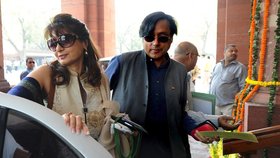 Indický poslanec Shashi Tharoor s manželkou Sunandou Pushkar