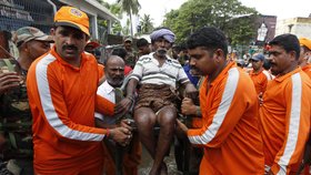 Indické úřady zahájily vyšetřování možného zabití z nedbalosti poté, co kvůli záplavám selhala elektřina v nemocnici v Čennaí, hlavním městě jihoindického státu Tamilnádu. Výpadek proudu způsobil smrt 18 pacientů na jednotce intenzivní péče, kde přestaly fungovat přístroje, včetně dýchacích.