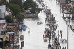 Indické úřady zahájily vyšetřování možného zabití z nedbalosti poté, co kvůli záplavám selhala elektřina v nemocnici v Čennaí, hlavním městě jihoindického státu Tamilnádu. Výpadek proudu způsobil smrt 18 pacientů na jednotce intenzivní péče, kde přestaly fungovat přístroje, včetně dýchacích.