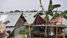 Indii vedle rekordních přírůstků nakažených koronavirem trápí velké záplavy