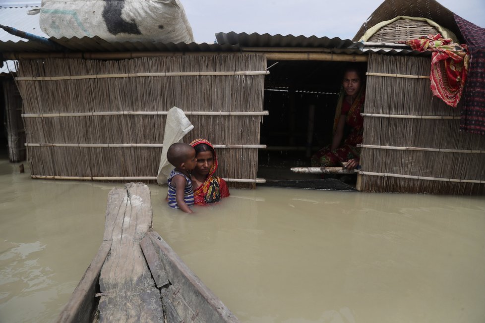 Indii vedle rekordních přírůstků nakažených koronavirem trápí velké záplavy