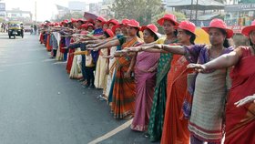 Ženy na jihu Indie utvořily lidský řetěz dlouhý přes 600 km.