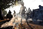 Hořící odpadky v Indii negativně ovlivňují fyzický stav občanů