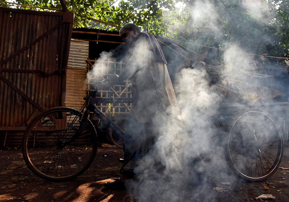 Hořící odpadky v Indii negativně ovlivňují fyzický stav občanů