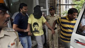 Policie eskortuje muže obviněného z hromadného znásilnění indické novinářky