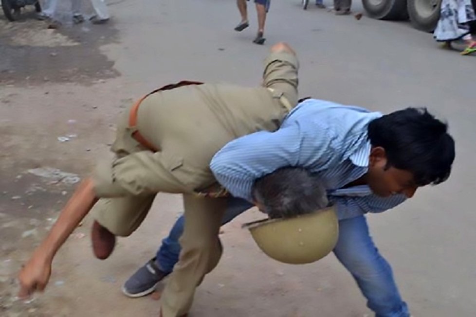 Muž škrtí policistu.