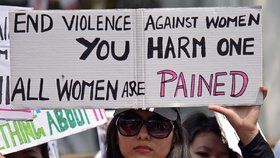 Indická žena s transparentem v ruce protestuje proti znásilnění osmileté dívky. Na transparentu je nápis „Konec násilí na ženách. Zranění jedné bolí všechny ženy.“