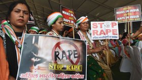 V ulicích měst se zvedla vlna protestů požadující dopadení a tvrdé potrestání pachatelů znásilnění a vražd na malých dívkách.