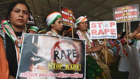 V ulicích měst se zvedla vlna protestů požadující dopadení a tvrdé potrestání pachatelů znásilnění a vražd na malých dívkách.