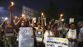 Indové během protestů požadují spravedlnost pro oběti znásilnění.