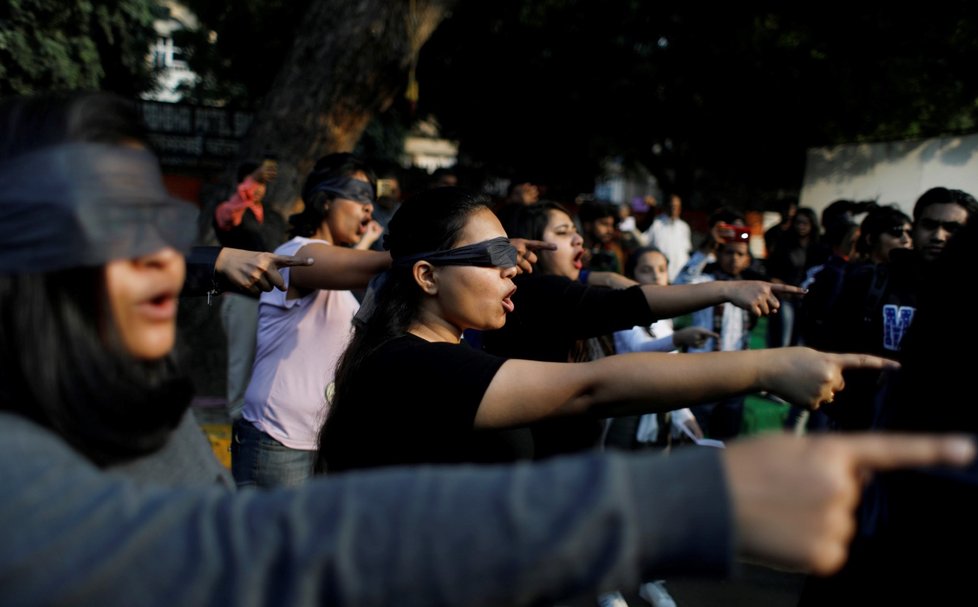 Demonstranté vyjadřují soucit s oběťmi sexuálního zneužití při protestu v Novém Dillí.